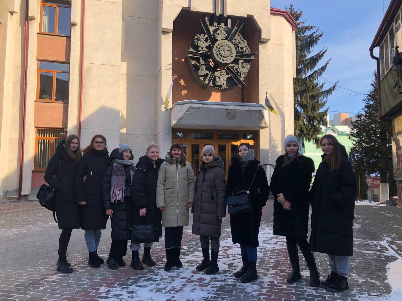 Фото на згадку біля Тернопільського академічного обласного театру актора і ляльки